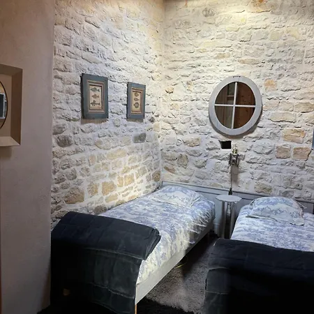 Holiday home Sous Le Passage